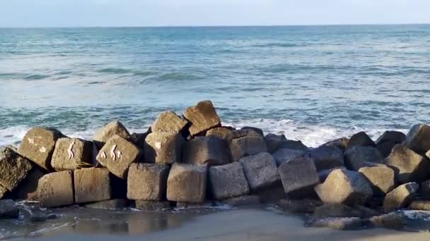 意大利太阳光照射下卡拉布里亚的迪曼特热带海岸岩石边缘有大块岩石破裂的波浪碰撞 — 图库视频影像
