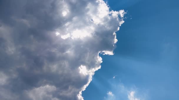 Cielo Azul Nubes Rayos Luz — Vídeos de Stock