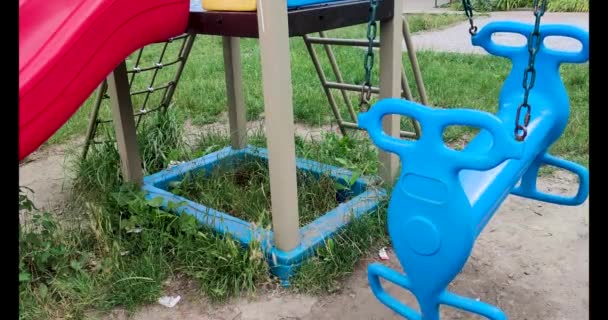 Columpio Oscilante Una Escuela Vacía Parque Juegos Parque Sin Niños — Vídeo de stock