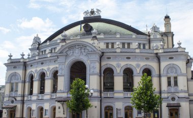 Ukrayna, Kyiv 'deki Ulusal Opera ve Bale Tiyatrosu manzarası. Kyiv 'de Barok tarzında tarihi Avrupa binası.