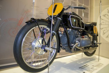 Münih, Almanya, 7 Aralık 2023: BMW Müzesi 'nde efsanevi araba ve motosiklet modelleri sergisi. BMW RS 255 Motorsiklet.