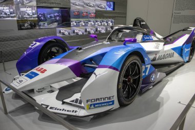 Münih, Almanya, 7 Aralık 2023: BMW Müzesinde efsanevi araba ve motosiklet modelleri sergisi.