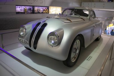 Münih, Almanya, 7 Aralık 2023: BMW Müzesi 'nde efsanevi araba ve motosiklet modelleri sergisi. BMW Müzesi 'nde 1939 BMW 328 Touring Coupe.