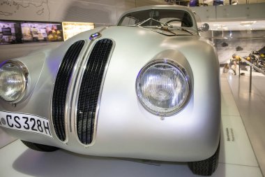 Münih, Almanya, 7 Aralık 2023: BMW Müzesi 'nde efsanevi araba ve motosiklet modelleri sergisi. BMW Müzesi 'nde 1939 BMW 328 Touring Coupe.