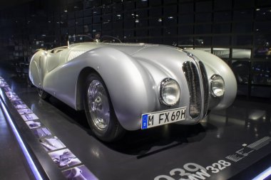 Münih, Almanya, 7 Aralık 2023 BMW lüks hızlı araba, araba sergisi, otomotiv tasarımı, BMW Müzesi, Almanya. BMW 'nin yenilik mirası.