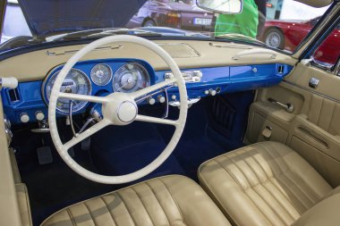 Münih, Almanya, 7 Aralık 2023: klasik araba iç mimarisi. BMW Tarihi Otomotiv Müzesi. BMW 'nin yenilik mirası.