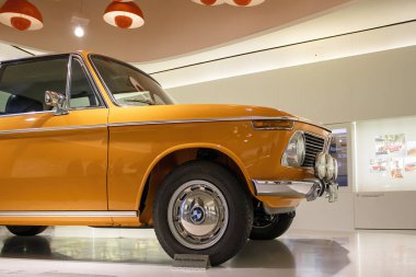 Almanya, Münih, 7 Aralık 2023: BMW 2002 TI 1968. BMW Müzesi 'nde başarı sergisi ve efsanevi araba ve motosiklet modelleri sergisi.