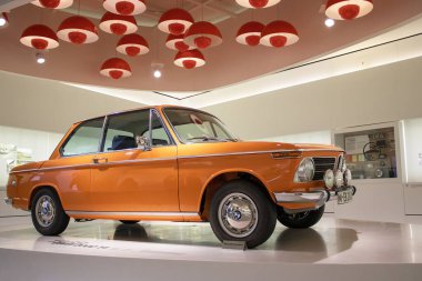 Almanya, Münih, 7 Aralık 2023: BMW 2002 TI 1968. BMW Müzesi 'nde başarı sergisi ve efsanevi araba ve motosiklet modelleri sergisi.