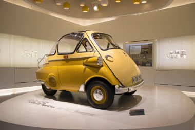 Almanya, Münih, 07 Aralık 2023: BMW Isetta BMW Müzesi 'nin sergi salonunda. 1972 'de kuruldu..