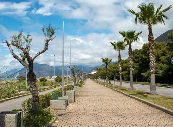 İtalya 'nın güneyinde deniz gezintisi, deniz manzarası, dağlar ve manzaralı.