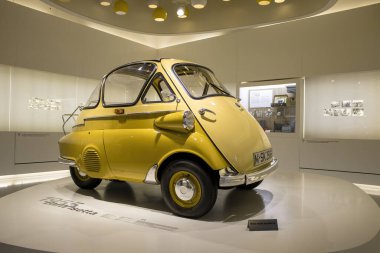 Almanya, Münih, 07 Aralık 2023: BMW Isetta BMW Müzesi 'nin sergi salonunda. 1972 'de kuruldu..