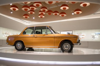 Almanya, Münih, 7 Aralık 2023: BMW 2002 TI 1968. BMW Müzesi 'nde başarı sergisi ve efsanevi araba ve motosiklet modelleri sergisi.
