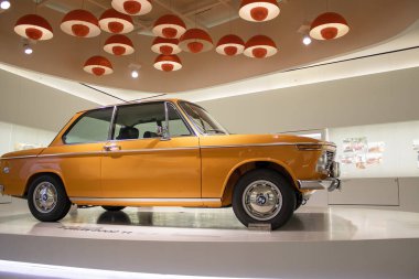 Almanya, Münih, 7 Aralık 2023: BMW 2002 TI 1968. BMW Müzesi 'nde başarı sergisi ve efsanevi araba ve motosiklet modelleri sergisi.