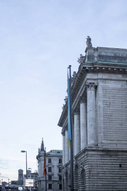 Münih, Almanya, 10 Aralık 2023: Münih. Almanya 'nın Münih kentindeki bir caddenin resmi. Münih 'in görkemli binaları.