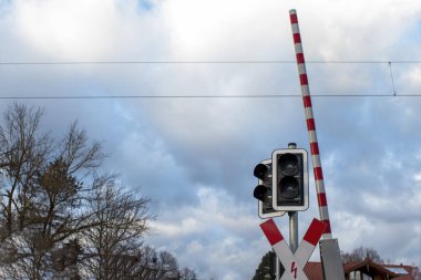 Bir demiryolu geçidi ve geçidi kapatan ya da açan bir bariyer. Yüksek kalite fotoğraf.