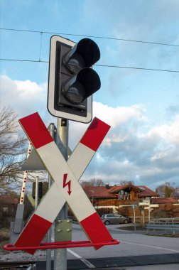 Demiryolu yakınında mavi gökyüzünün arka planında trafik ışığı işareti var. Dikkatini yola ver. Yol işaretleri.