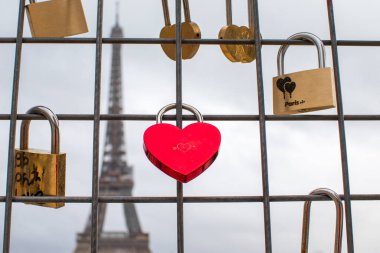 Fransa, Paris 'teki Eyfel Kulesi' nin Arkaplanına Karşı Kaleler. Cazibe, Turistik Mekanlar. Sonsuz aşkın sembolü olarak çok renkli kilitler.