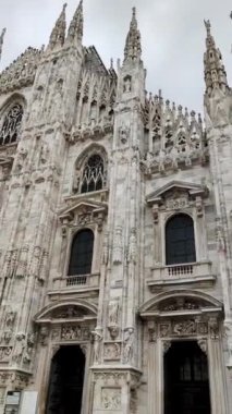 İtalya, Milan 'daki Piazza del Duomo' da. Milan Katedrali, Duomo, Gotik tarzı katedral Saint Mary, Lombardy, İtalya 'ya ithaf edilmiştir..