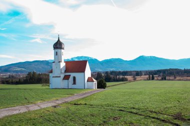 Alplerde yeşil çayırlar ve arka planda dağ zirveleri, Bavyera, Almanya.