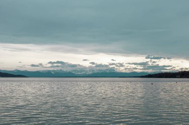 Bavyera ve Alpler 'deki Starnberg Gölü manzarası. Arkasında Alpler olan Starnberg Gölü.