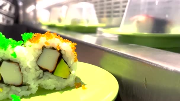 Суші Конвеєрному Поясі Японський Ресторан Суші Рулонами Рухаються Тарілках Конвеєрному — стокове відео
