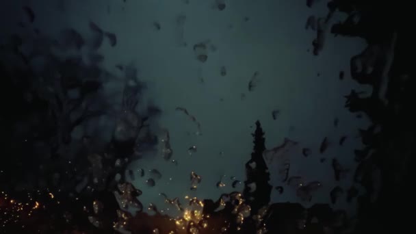 Дощ Гаражем Темному Склі Прекрасний Нічний Фон Зміна Погоди — стокове відео
