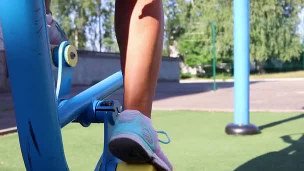 Вправа Велотренажерах Жінка Тренується Велосипеді Спортивному Полі — стокове відео