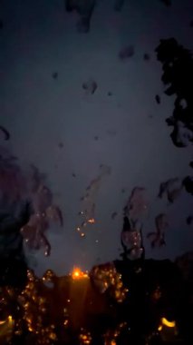 Arka planda koyu camlı garajı olan yağmur. Güzel gece arkaplanı, hava değişimi.