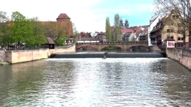 Almanya 'da nehirleri ve köprüleri olan bir şehir. Güzel Nuremberg, Bavyera, Almanya.