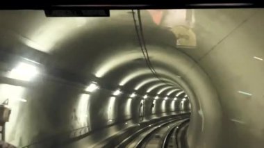 Metro tünelinden geçen sürücüsüz bir metro treninin son taksisinden bir görüntü. Otomatik Gelişmiş Ulaşım Sistemi, Nuremberg, Almanya 'da metro.