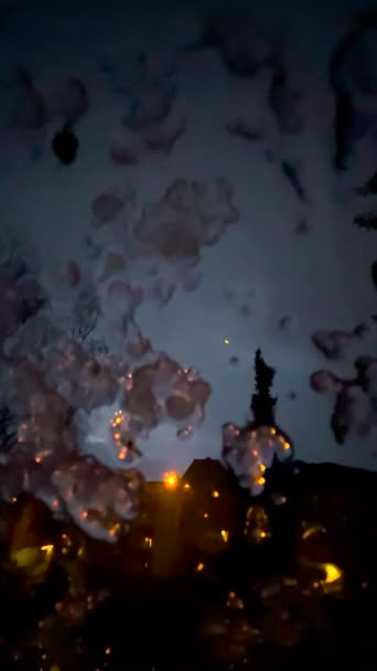 暗いガラスのガレージが付いている雨の背景 美しい夜の背景 天気の変化 — ストック動画
