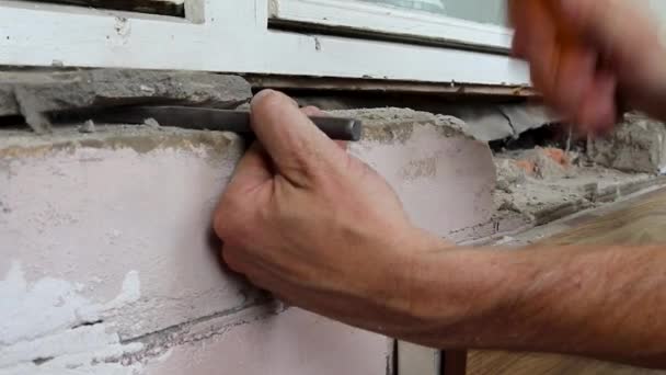 一个人的近身人手里拿着一把锤子 把阳台上的砖头打烂了2 用自己的手修理房子 — 图库视频影像