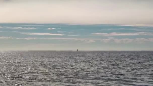 Açık Mavi Bir Gökyüzü Ufukta Bir Yelkenli Olan Sakin Bir — Stok video
