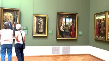 Münih, Almanya, 20 Nisan 2024: Alte Pinakothek, Münih 'teki eski Pinakothek. Almanya 'nın dünyaca ünlü sanatçılarının güzel resimlerinin sergi salonu..