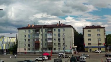 Kiev, Ukrayna, 02 Nisan 2024: Şehir koşuşturması, arabalar, farklı yaşlardaki insanlar, zaman aşımı.