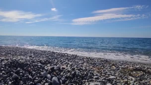 美丽的蓝色大海和平静的巨浪 陆地背景下的海洋与天空 — 图库视频影像