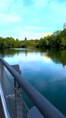 Almanya 'da Nuremberg' de Pegnitz Nehri 'nde bir plaj. Pegnitz Nehri 'nde Bavyera sakinleri için dinlenme alanı..