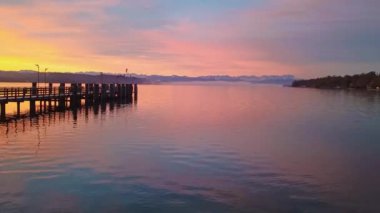 Alp Gölü, Starnberg Gölü. Bavyera, Almanya, Bavyera 'daki gölün üzerindeki fantastik Şafak.