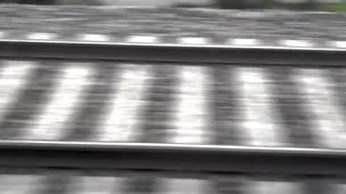 Demiryolu, rayların üzerinden uçuyor. Uyku perileri ve raylar.