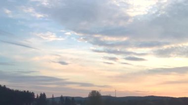 Tren penceresinden Alpler 'in üzerine şafak söktü. Almanya 'da Münih yakınlarında bir otoyolda gün batımı. Dağların tepeleri Alpler 'deki bir tren penceresinin manzarasına hakimdir..