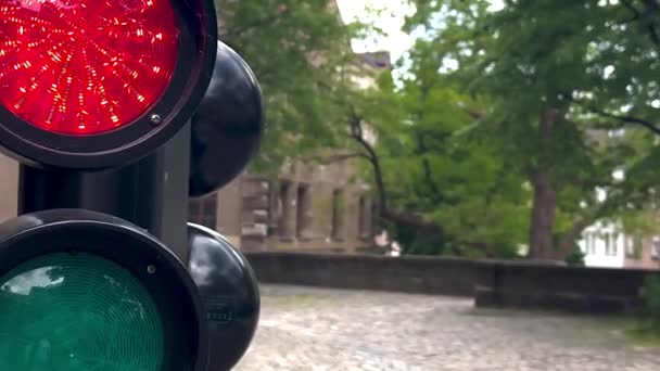 Piros Lámpa Közlekedési Lámpáknál Elektromos Világítás Két Színnel Utcai Jelzőrendszerek — Stock videók