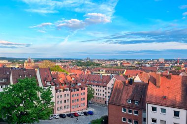 Nuremberg, Almanya, 22 Nisan 2024: Bavyera 'daki Nuremberg Eski Kasabası panoramik görünümü. Gökyüzüne karşı Nuremberg 'in huzurlu bir görüntüsü.