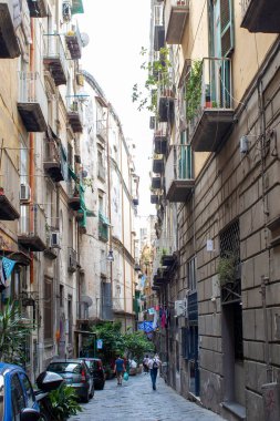 Napoli, İtalya, 14 Haziran 2023: Napoli, İtalya 'da tipik bir caddenin kamera görüntüsü. Şehir sokakları, Napoli 'de hayat.