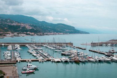 Cetraro, İtalya, 6 Haziran 2023: Limanın havadan görünüşü. Yelkenliler Cetraro, Calabria, İtalya 'daki marina rıhtımları boyunca sırayla demirlediler..