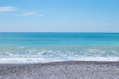 Dalgalar ve gökyüzü ile mavi deniz. Mavi su yüzeyinde dalgalanmalar.