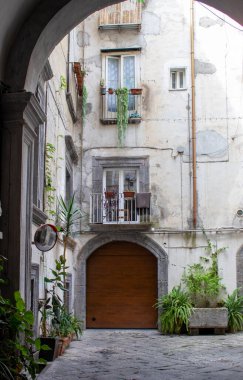 İtalya, Napoli 'deki tipik bir caddenin kamera görüntüsü. Şehir sokakları, Napoli 'de hayat.