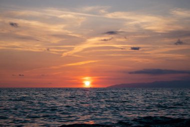 Okyanusta gün batımı. Okyanus üzerinde günbatımı manzarası çok etkileyici..