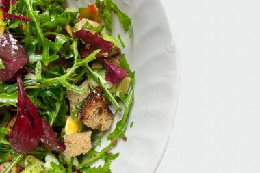 Kereviz ve cevizli sağlıklı roka salatası..