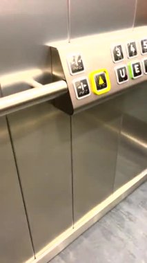 Modern bir asansörde aydınlatılmış düğmeler. Binadaki modern asansör.