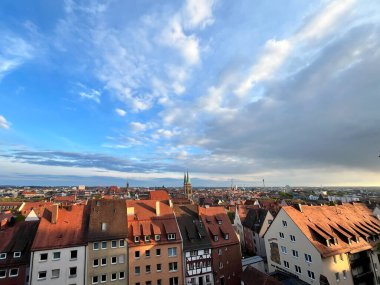 Nuremberg silueti. Kuzey Bavyera, Almanya 'da bulutlu mavi gökyüzü ile Nuremberg.